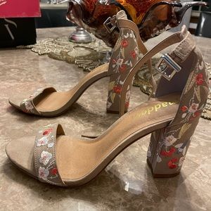 Madden open toe heel with ankle strap, size 6, tan with flowers